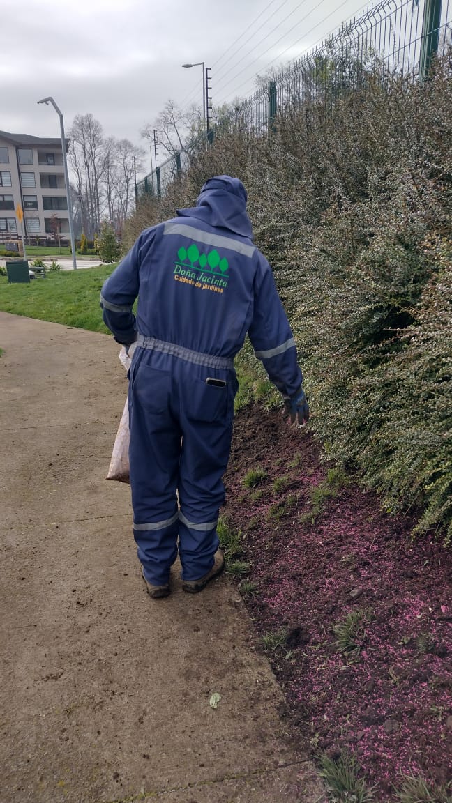 Control de caracoles y aplicación de fertilizante granular con logo