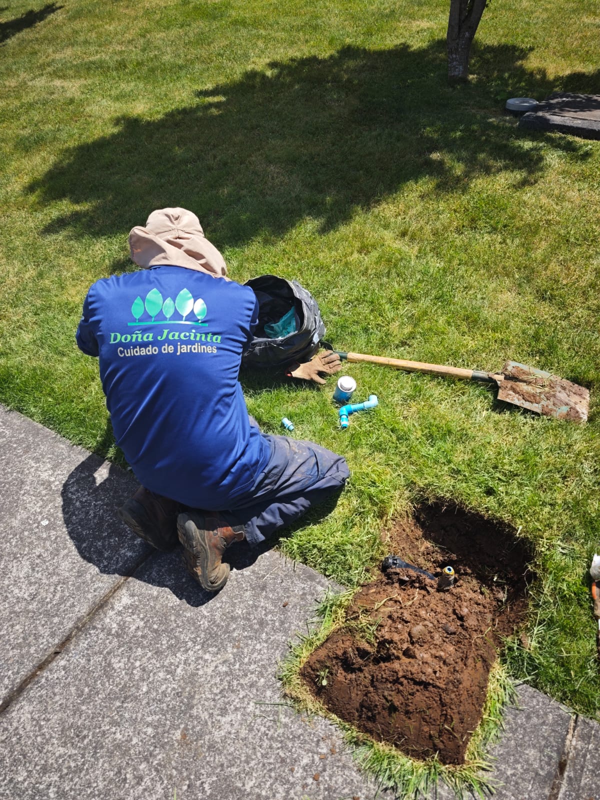 Técnico instalando red de tuberías y aspersores de riego
